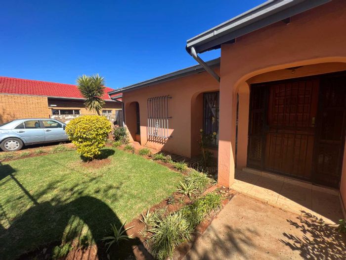 Property #2152407, House for sale in Protea North