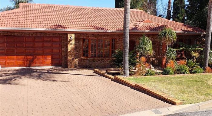 House for Sale in Glen Erasmia: Spacious living, pool, double garage, and scullery.