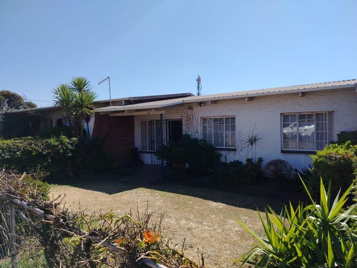 Cluster Home For Sale in South Hills: 3 Bedrooms, Open Parking, Pet-Friendly Gardens.