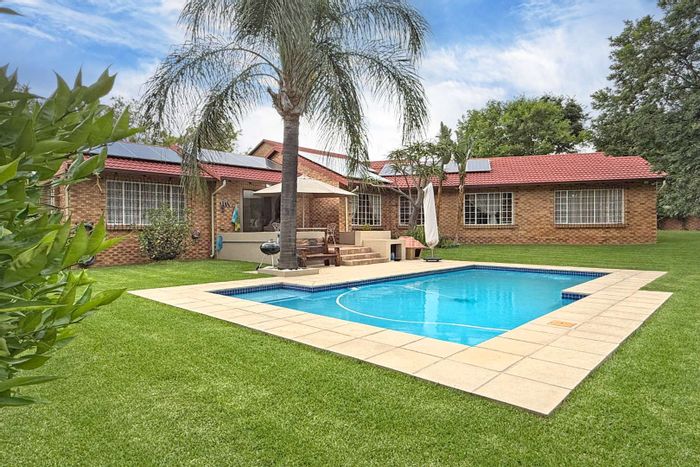 Fourways House For Sale: Pool, cottage, garden, and ample parking on large stand.