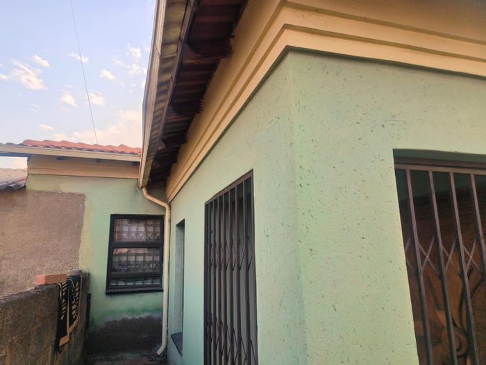 For Sale: House in Meadowlands with 3 bedrooms, 2 bathrooms, and carport.