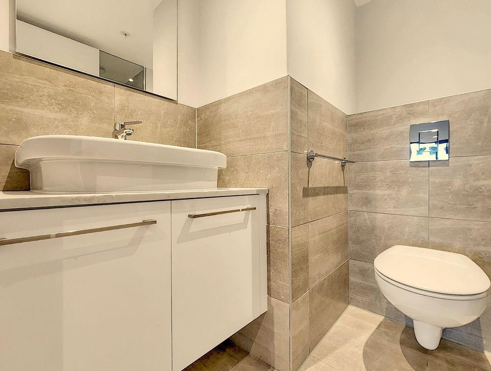 bathroom with a shower, toilet, and sink