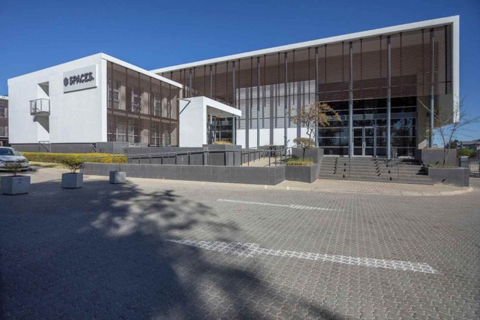 Office to Rent in Broadacres: Private space for 2, shared amenities included.