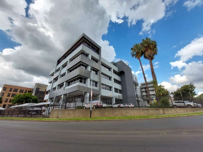 To Rent: 284 sqm Office in Bedfordview Central with flexible layout and accessibility.