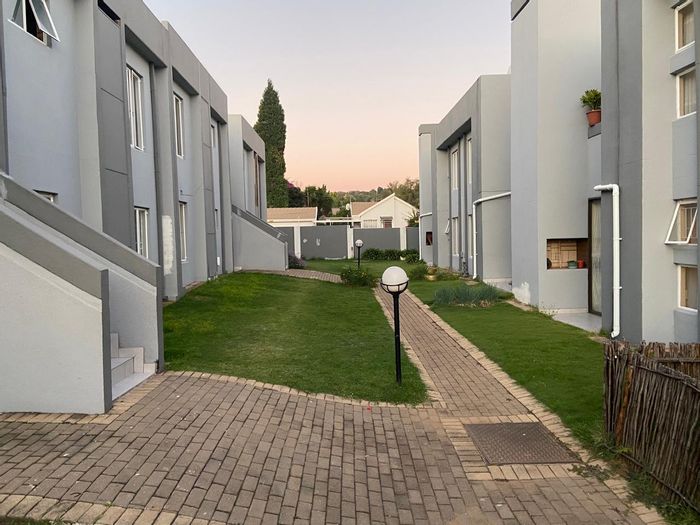 Mulbarton Apartment To Rent: 2 Bedrooms, balcony with braai, 24-hour security.