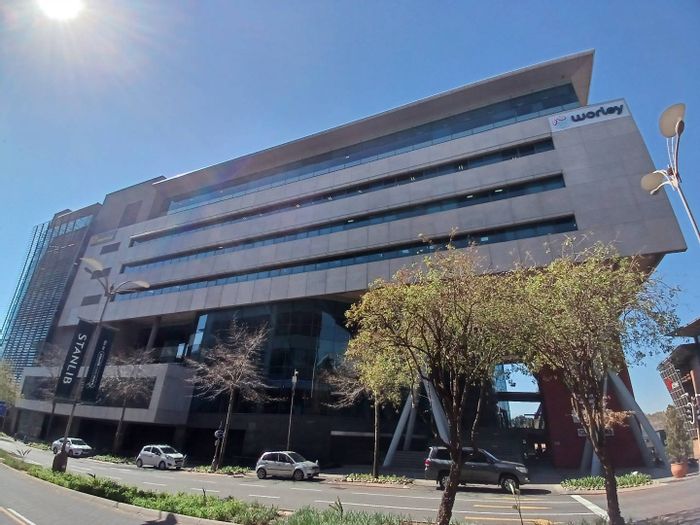 Birnam Office To Rent: 1141 sqm open-plan space in prime business district.