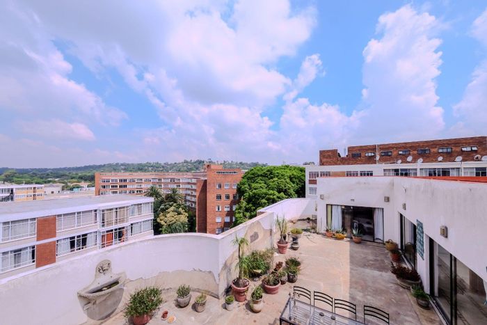 Killarney Apartment For Sale: Spacious penthouse, 3 bedrooms, 24-hour security, stunning views.