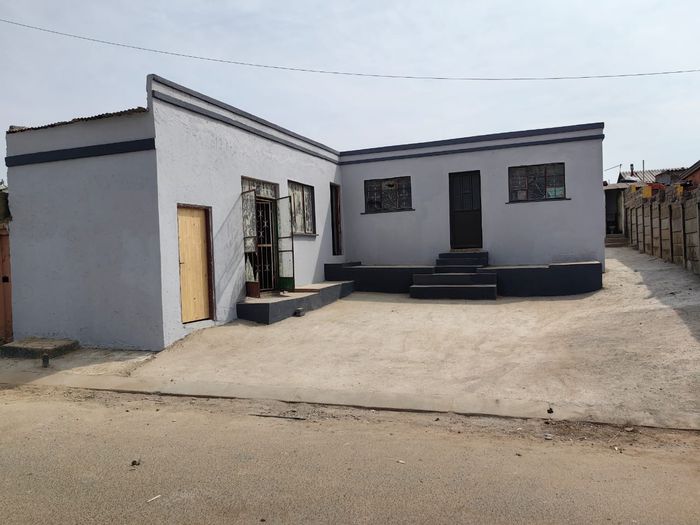 For Sale: House in Tembisa Central with 2 beds, rental potential, and ample space.