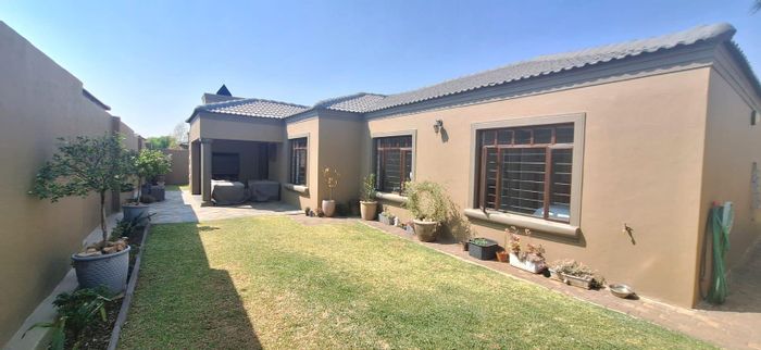 For Sale: House in Beyerspark with 3 bedrooms, patio, garden, and double garage.
