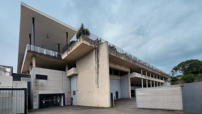 Industrial space to rent on Hagart Road: 1987sqm warehouse, ample parking, roller doors.