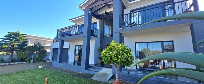 Franskraal House For Sale: 6 bedrooms, dual entertainment areas, solar power, near beach.