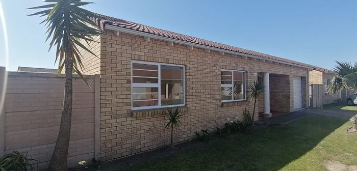 For Sale: Townhouse in Parsonsvlei with 3 bedrooms, garage, and secure complex.