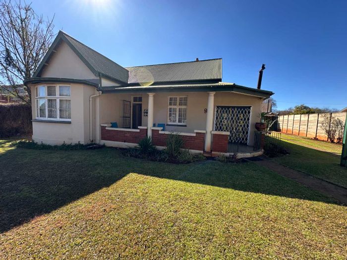 Dundee Central House For Sale: 3 Bedrooms, New Kitchen, Covered Parking, Outdoor Space.