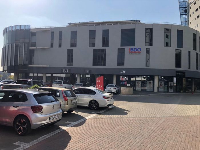 Prime Menlyn office to rent: 101m², gym, backup generator, Sky Bar access.