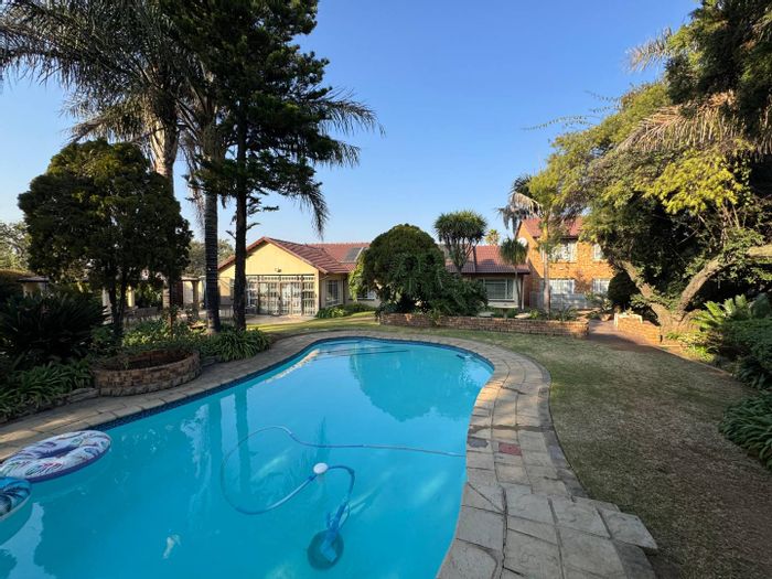 For Sale: Spacious Brackenhurst house with duplex flat, pool, and ample parking.