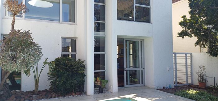 House in Melville To Rent: 3 beds, pool, wine cellar, double garage, secure.