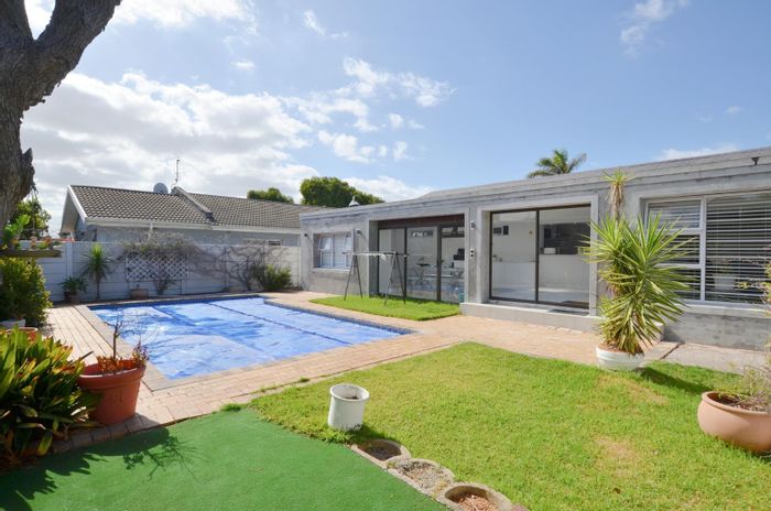 Modern 4-Bedroom House in Pinati Estate - Ideal Entertainer's Haven, Secure Haven, Spacious Living