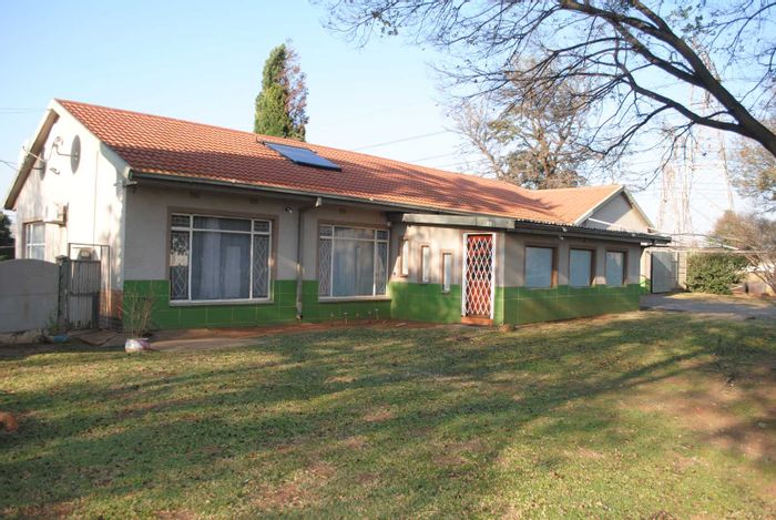 Rothdene House For Sale: Pool, flatlet potential, close to amenities and schools.