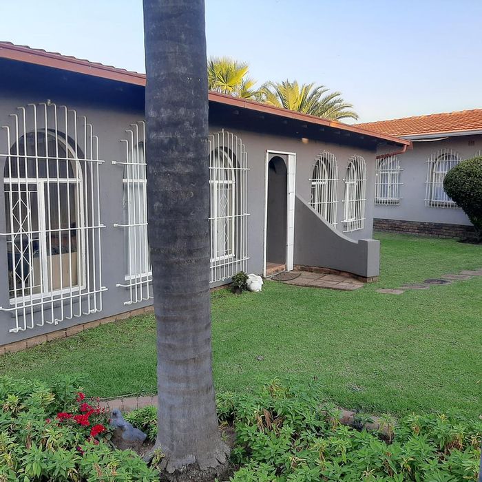 Cottage To Rent in Atlasville Ext 1: 1 bed, garage, ideal for singles/couples.