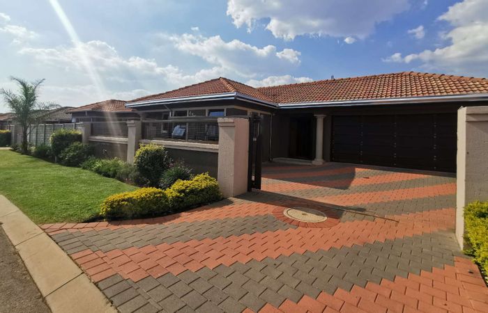 House for Sale in Leopard's Rest Security Estate: 3 Bedrooms, Open-Plan Living, Large Yard.