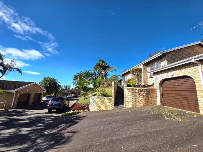 For Sale: Townhouse in The Wolds with 3 bedrooms, garage, and open-plan living.