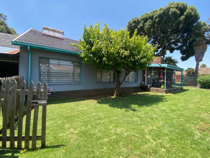 Evans Park House For Sale: 4 beds, pool, parking for 8, energy-efficient features.