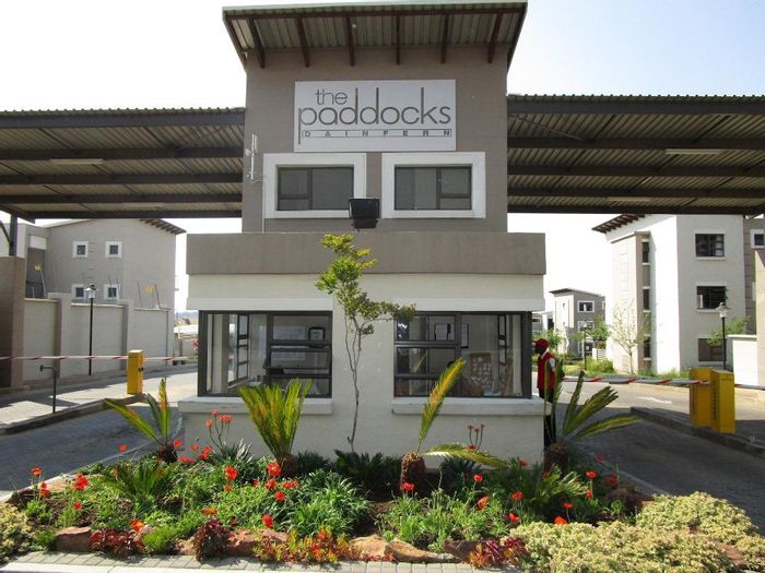 Dainfern Apartment For Sale: Secure estate, clubhouse, pool, close to amenities.