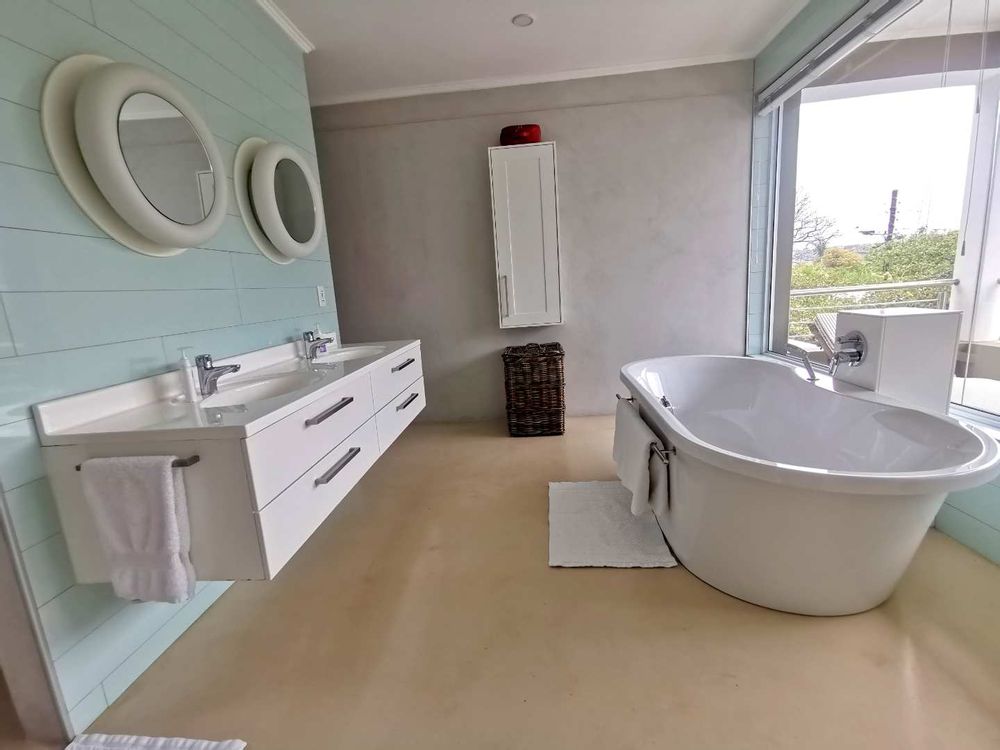 MASTER BEDROOM - FULL EN-SUITE 