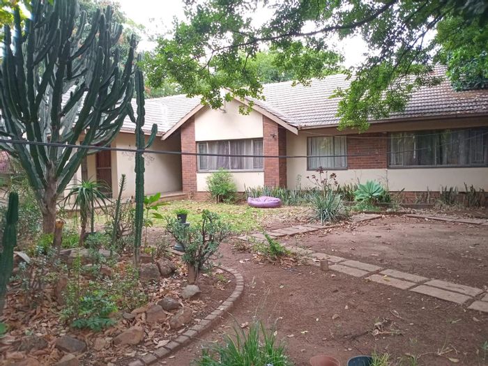 Weavind Park House For Sale: Golden oldie with great potential, priced at R1.6M.