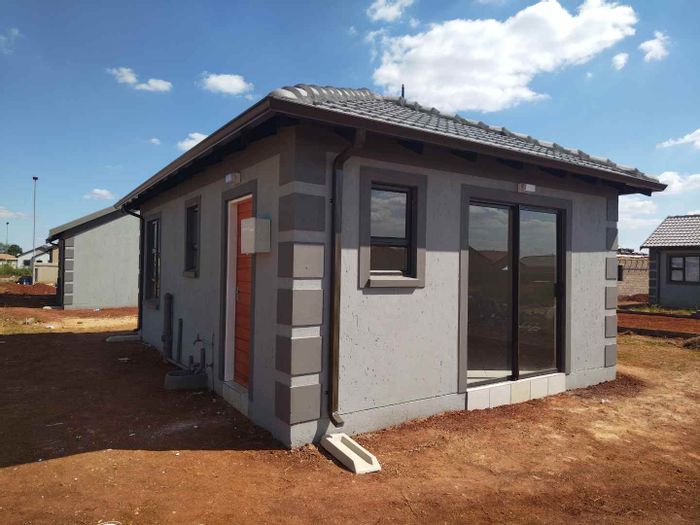 For Sale: House in Windmill Park with 2 beds, close to amenities.