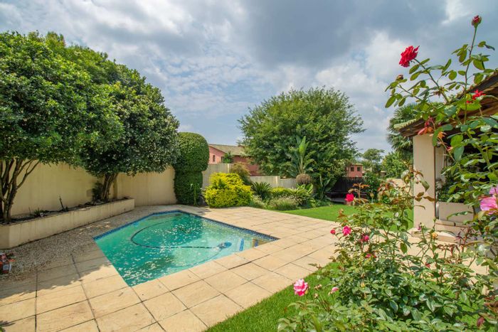 For Sale: House in North Riding with 5 beds, pool, flatlet, and security.