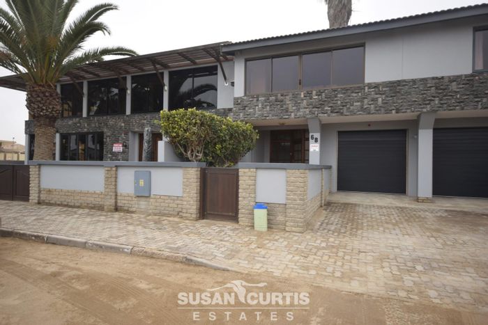 Vineta House For Sale: Two homes, flat, sea views, garden, and ample parking.