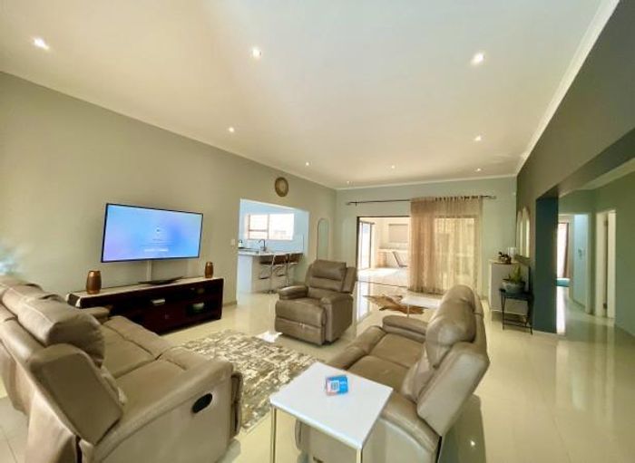 Ocean View House To Rent: 3 Bedrooms, Free WiFi, Double Garage, Water Included.