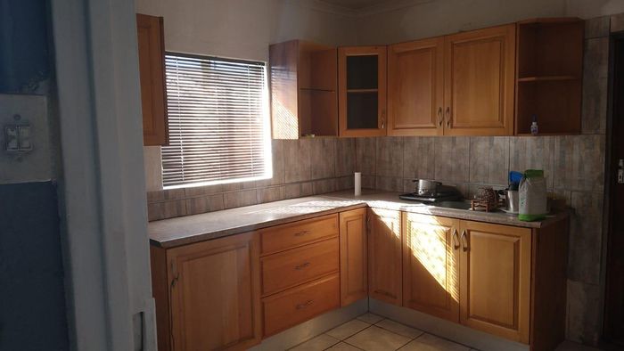 For Sale: Bethelsdorp House with 3 Bedrooms, Garage, Sunroom, and Garden.