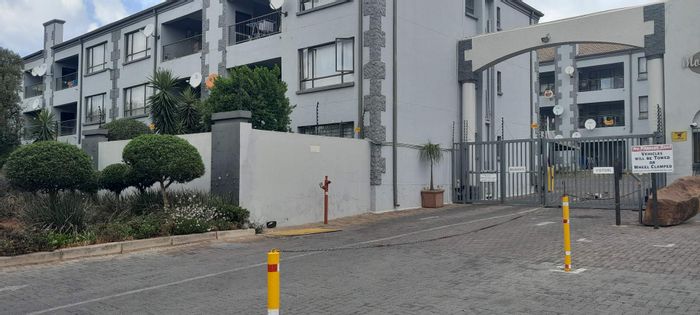 Northgate Townhouse For Sale: 2-bed, patio with braai, garage, pool access.