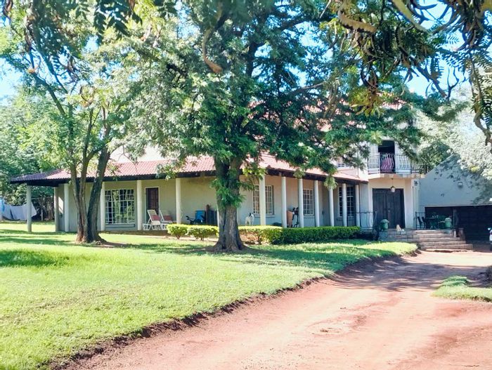 Mnandi Small Holding For Sale: 4 beds, pool, horse stalls, secure living.