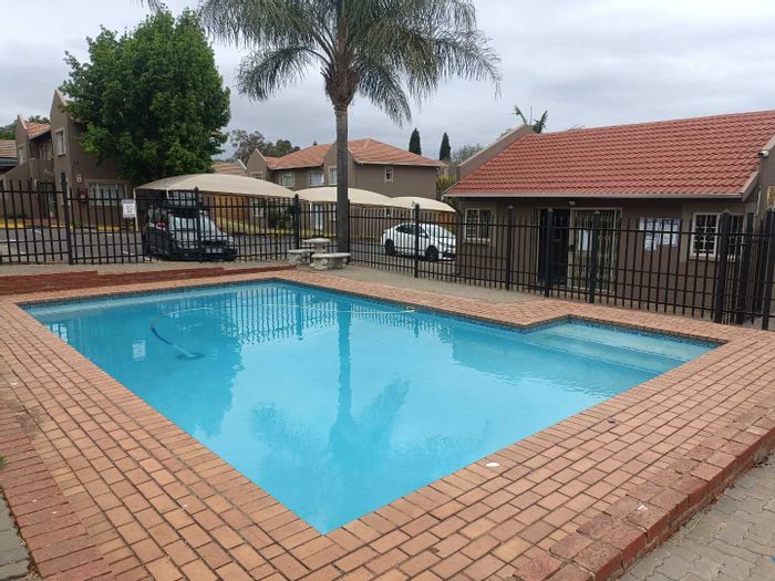 Die Hoewes Apartment For Sale: 2 Bedrooms, Pool, 24-Hour Security, Pre-Paid Electricity.