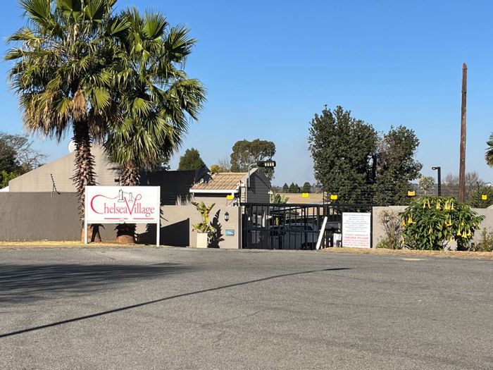 Northwold Cluster To Rent: 2 beds, private garden, pool, 24-hour security.