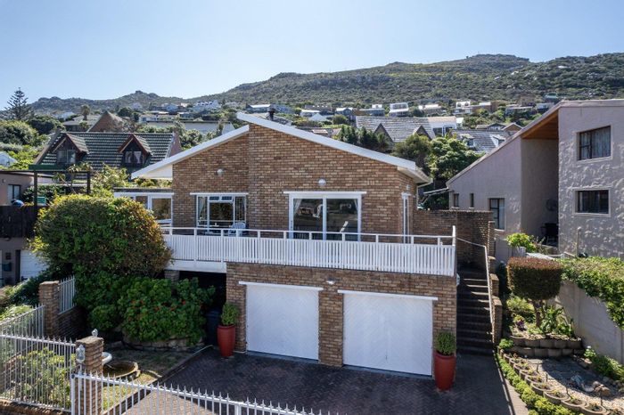 House To Rent in Glencairn Heights: 4 bedrooms, sea views, pet-friendly garden.