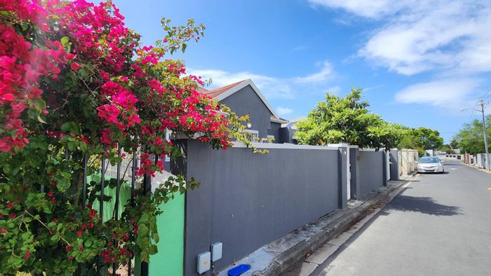 Claremont House For Sale: 3 beds, flatlet, spacious living, secure parking.