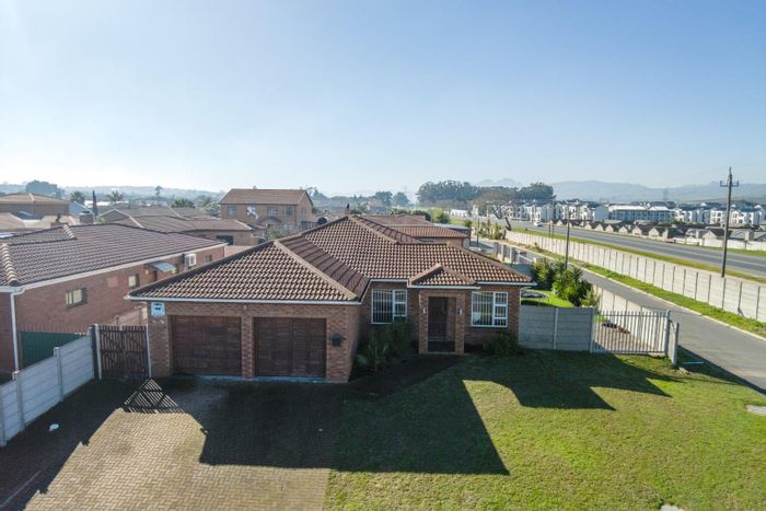 Spacious corner plot house in Brackenfell South, perfect for family living. For Sale!