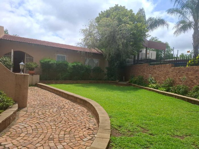 Glenvista House For Sale: Spacious 3-bed home with pool, gardens, and entertainment areas.