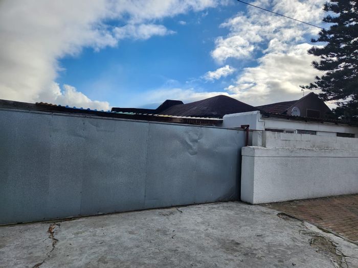 House For Sale in Montana: 5 bedrooms, large yard, project potential.