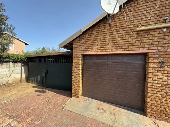 For Sale: Verwoerdpark House with pool, office space, and ample parking.