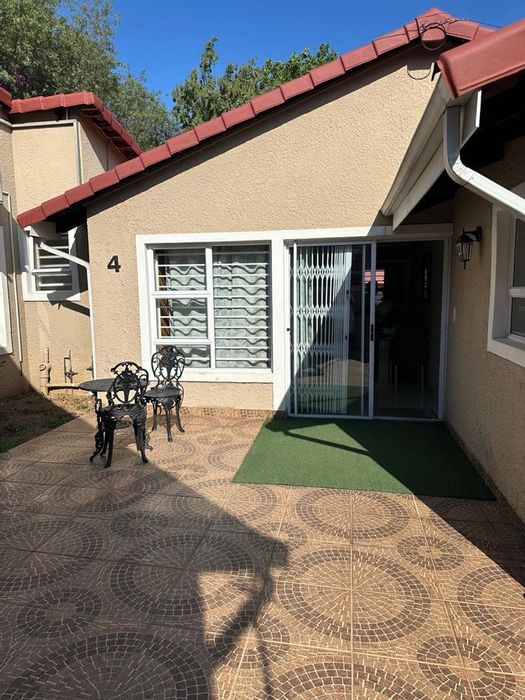 Hurlingham Cottage To Rent: Furnished, garden space, aircon, prepaid electricity.