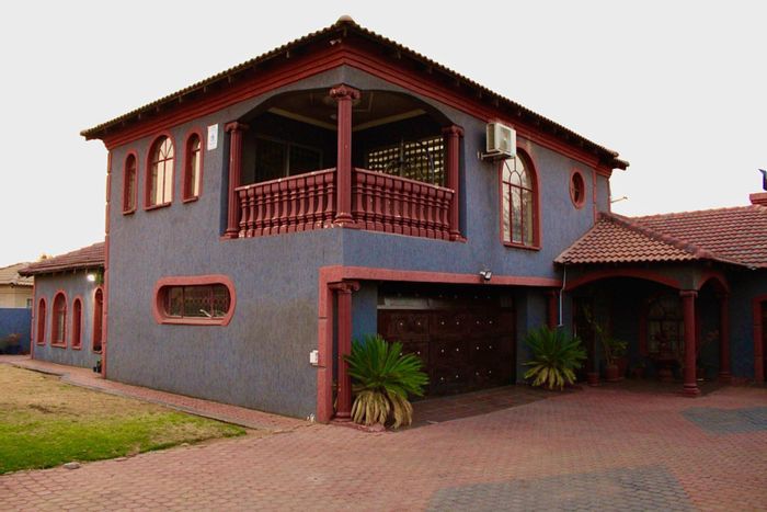 House for Sale in Riamar Park: 4 bedrooms, pool, lapa, security features.