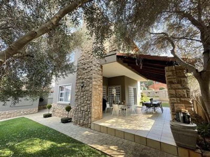 Property #2055873, House for sale in Leeuwenhof Estate