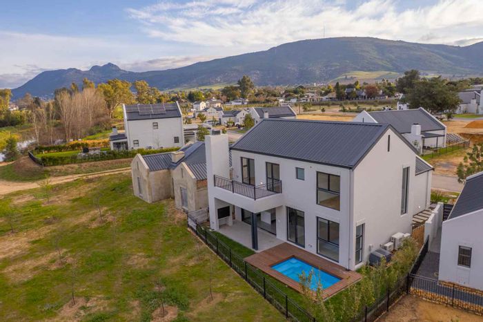 For Sale: House in Paarl Valleij Lifestyle Estate with pool, inverter, and green spaces.