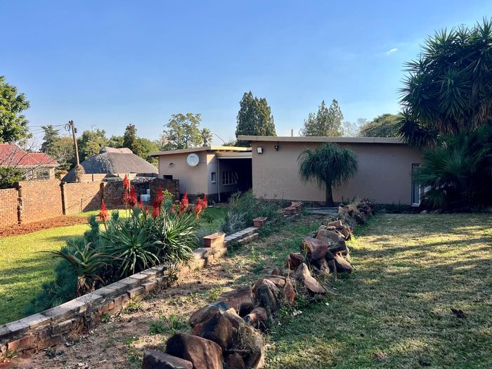 Garsfontein House To Rent: 3 bedrooms, double garage, large garden, close to amenities.