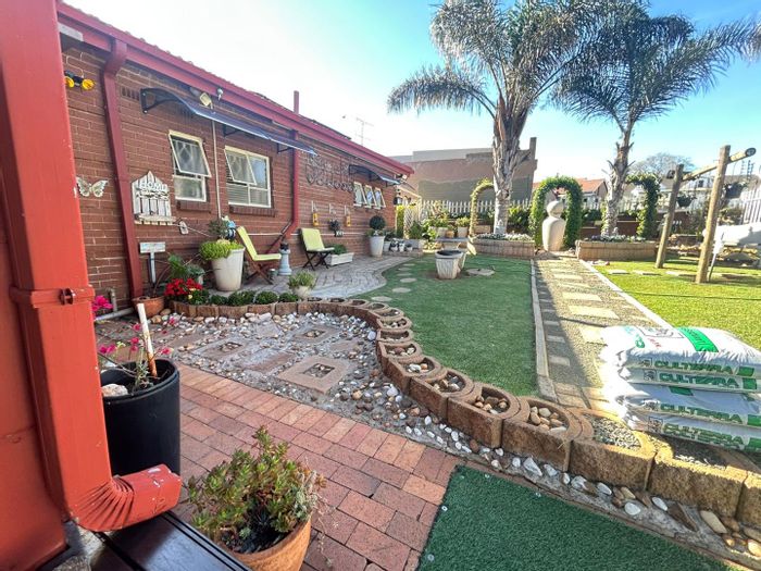 Eldorado Estate House For Sale: 3 beds, pool, garage, solar power, gardens.